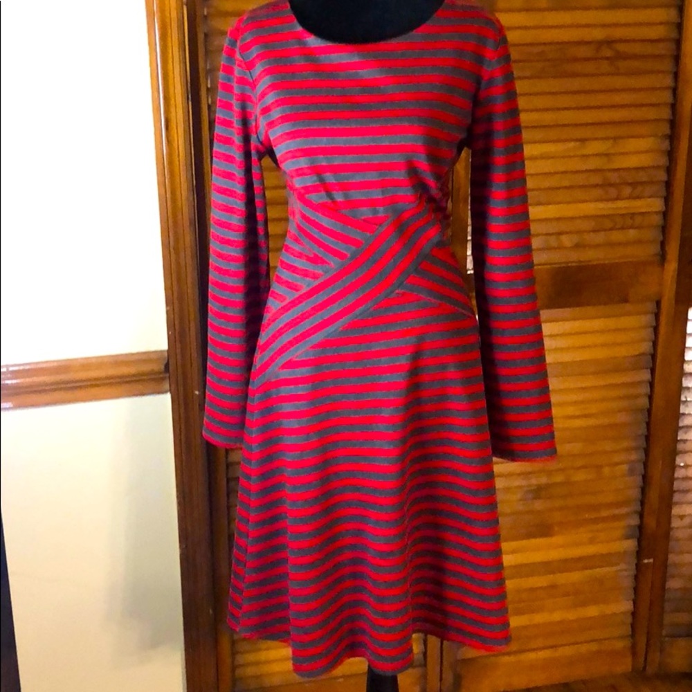 Ronni Nicole Striped fitted dress 👗 !!